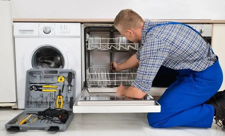 Kazan Miele servisi teknisyen ekibi beyaz eşya tamiri yaparken